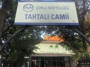Sırtında çuvalla geldi caminin ses sistemini çaldı