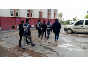 Hırsızların balkon üzerinden işyerine girmeleri güvenlik kameralarına yansıdı