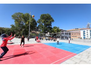 Kent meydanında voleybol turnuvası
