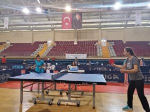 Isparta’da raketler il birinciliği için yarışıyor