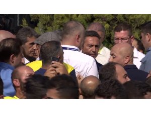 Ali Koç, taraftarları stada uğurladı