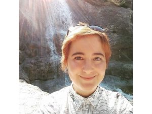 Evinin balkonundan düşen öğretmen hayatını kaybetti