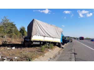 Tel yüklü tır park halindeki kamyona çarptı: 1 yaralı