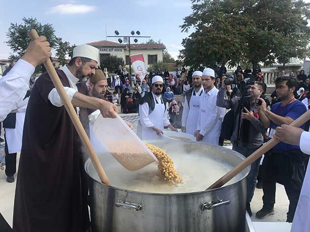 Hazreti Pir'in dergahında 3 ton aşure