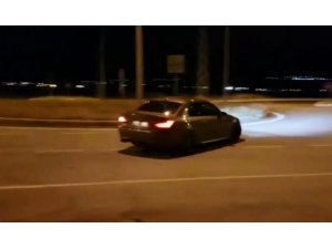 Kavşakta “drift” yapan sürücü kamerada