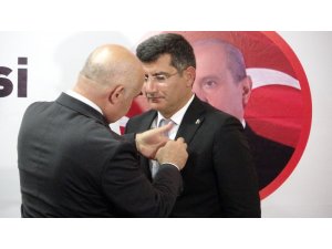 Partilerinden ayrılan İYİ Partililer rozet takarak MHP’ye geçti