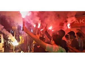 Derbi öncesi taraftardan renkli görüntüler
