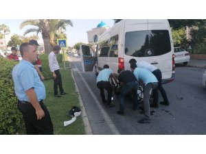 Alkollü sürücü yaya geçidinde motosiklete çarptı