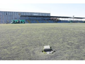 Kaleci, saha zemininde açılan çukurları battaniye ile kapattı
