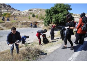 İHH gönüllüsü öğrenciler peribacaları arasında çöp topladı