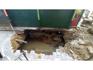 Beşiktaş Ortaköy’de henüz bilinmeyen bir nedenle yolda çökme meydana geldi. İhbar üzerine olay yerine gelen Beşiktaş Belediyesi ekipleri, çalışma başlattı.