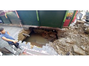 Beşiktaş Kumpirciler Çarşısı’nda yol çöktü