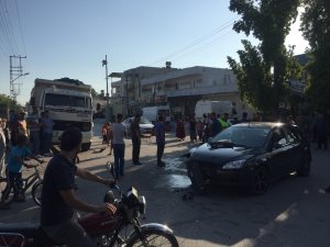 Otomobile çarpan motosiklet sürücüsü öldü
