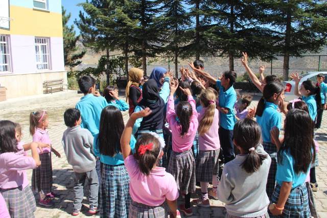 Gençlerden köy okullarına ziyaret