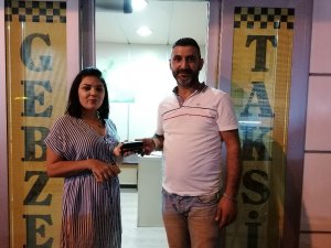 Taksi şoförü bulduğu para ve cüzdanı sahibine ulaştırdı