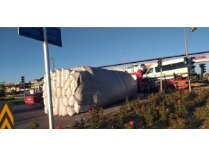 Saman yüklü kamyon devrildi: 1 yaralı