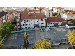 Pendik’te eğitime ara verilerek boşaltılan okul havadan görüntülendi