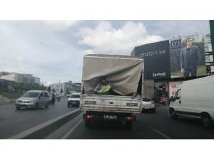 Kamyonet kasasındaki şahsın tehlikeli dansı kamerada