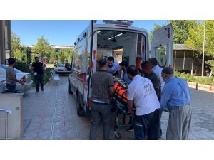 Traktör ile motosiklet çarpıştı: 2 yaralı