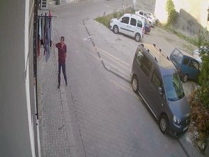 Telde asılı okul üniformasını çaldı