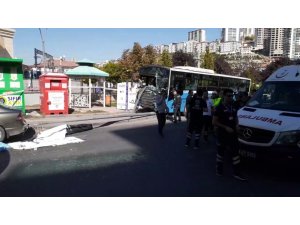 Ankara Mamak’ta özel halk otobüsü, yolcuların bulunduğu durağa girdi. Kazada ölü ve yaralıların olduğu belirtiliyor.