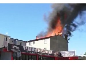 Kocaeli’de alev alev yanan çatı küle döndü