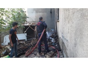 Odunluk yangını paniğe neden oldu