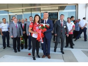 Dünya Şampiyonu Habibe, çiçeklerle karşılandı