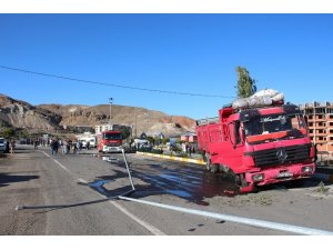 Kamyon ile öğrenci servisi çarpıştı: 3 yaralı