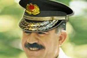 Öcalan'a asker şapkası taktılar