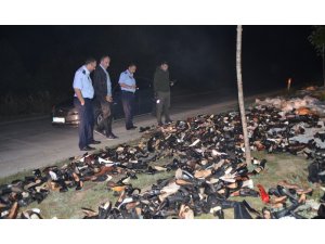 Yol kenarına atılmış ayakkabılar polisi ve zabıta ekiplerini alarma geçirdi