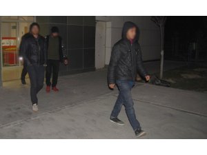 Minibüste 16 kaçak göçmen yakalandı