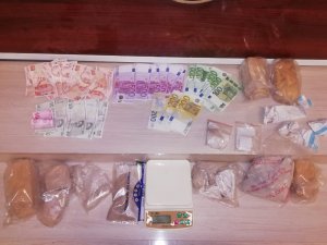 Van’da 2 kilo 883 gram eroin ve para ele geçirildi