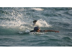 Yüzerek Sakız Adası’na kaçarken yakalandı