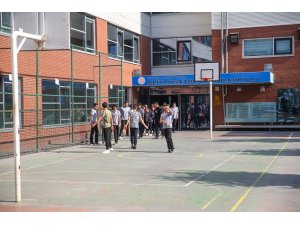 Hasarlı okulların öğrencileri geçici okullarda