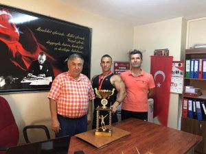 Şampiyon sporculardan Çocuk Komitesi’ne ziyaret