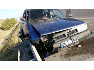 Bariyerlere çarpan otomobildeki kadının ayağı koptu