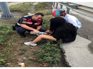 Jandarma, köprüde intihar teşebbüsünde bulunan kadını son anda kurtardı