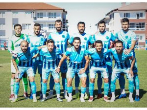 Taraftarlar, tribün yetersizliği sebebiyle karşılaşmaları inşaat halindeki binadan izliyor