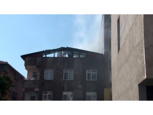 Kartal’da binanın çatısı alev alev yandı