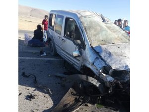 Kamyonetin takla attığı kazadan yaralı kurtuldular