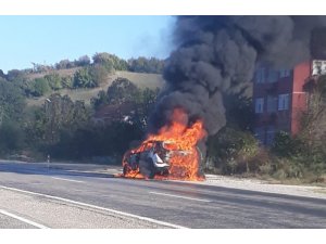 Lüks araç yangını güvenlik kamerasında