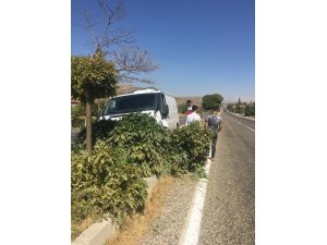 Minibüs refüje çıktı: 1 yaralı