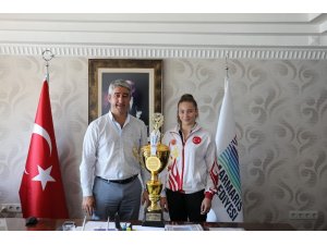 Şampiyon İlknur, kupasını Başkan Oktay’a getirdi
