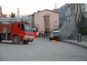 Şemdinli’de seyir halindeki araç alev aldı