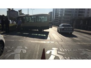 Minibüs önce yayaya, sonra refüje çarptı: 1’i ağır 3 yaralı