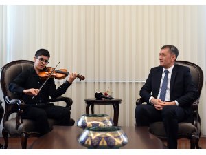 Mozart ödüllü Ali, kemanıyla yaşıtlarına ilham verdi