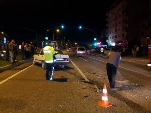 Alkollü sürücü kırmızı ışıkta bekleyen otomobile çarptı