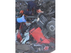 Başkent’te tır köprüden uçtu: 2 yaralı