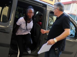 Fransa'dan sahte pasaportla alışverişe gelmiş